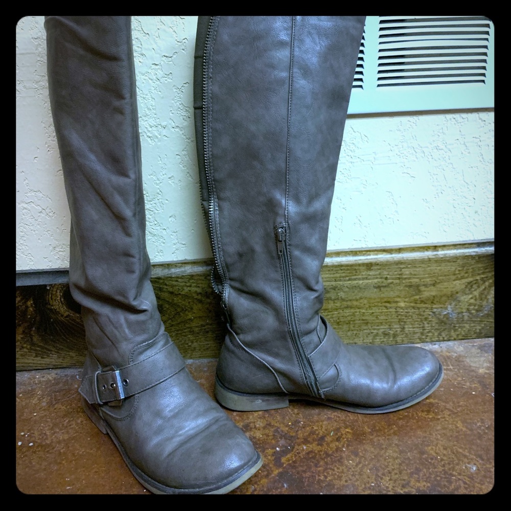 Tall riding boots